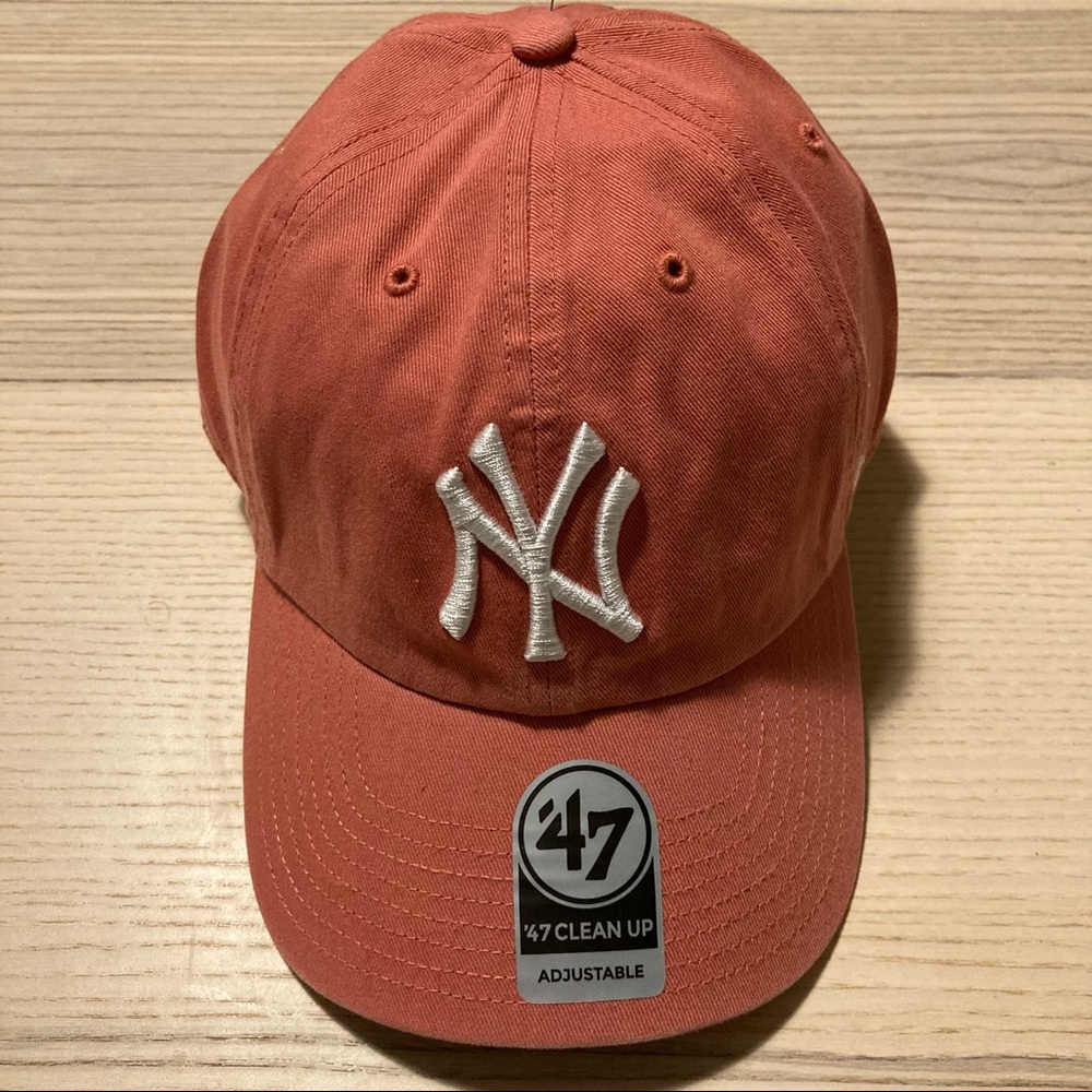 Faded red New York Yankees ‘47 Clean Up SnapBack cap